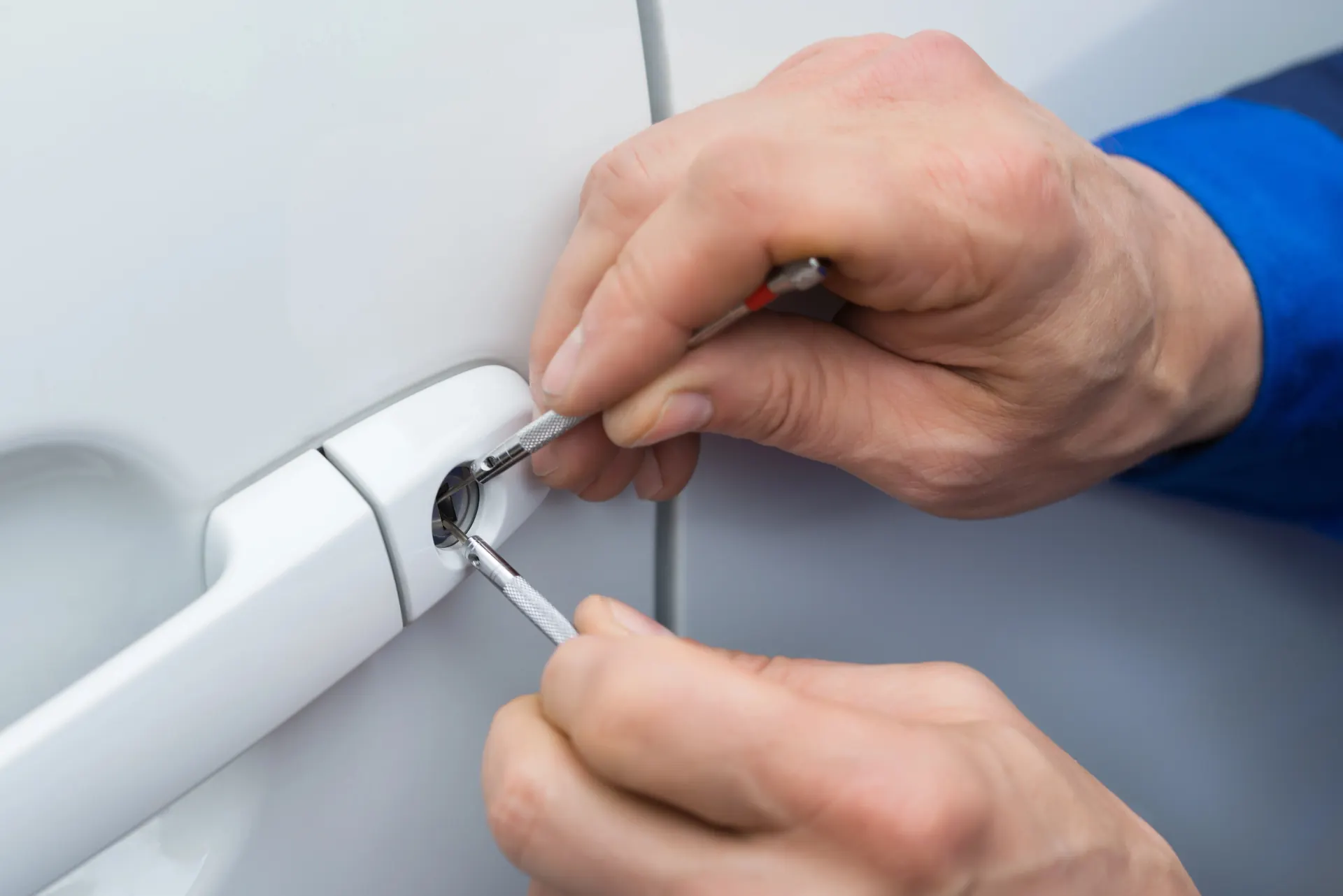 Mobile locksmith unlocking a car in St. Charles County, MO