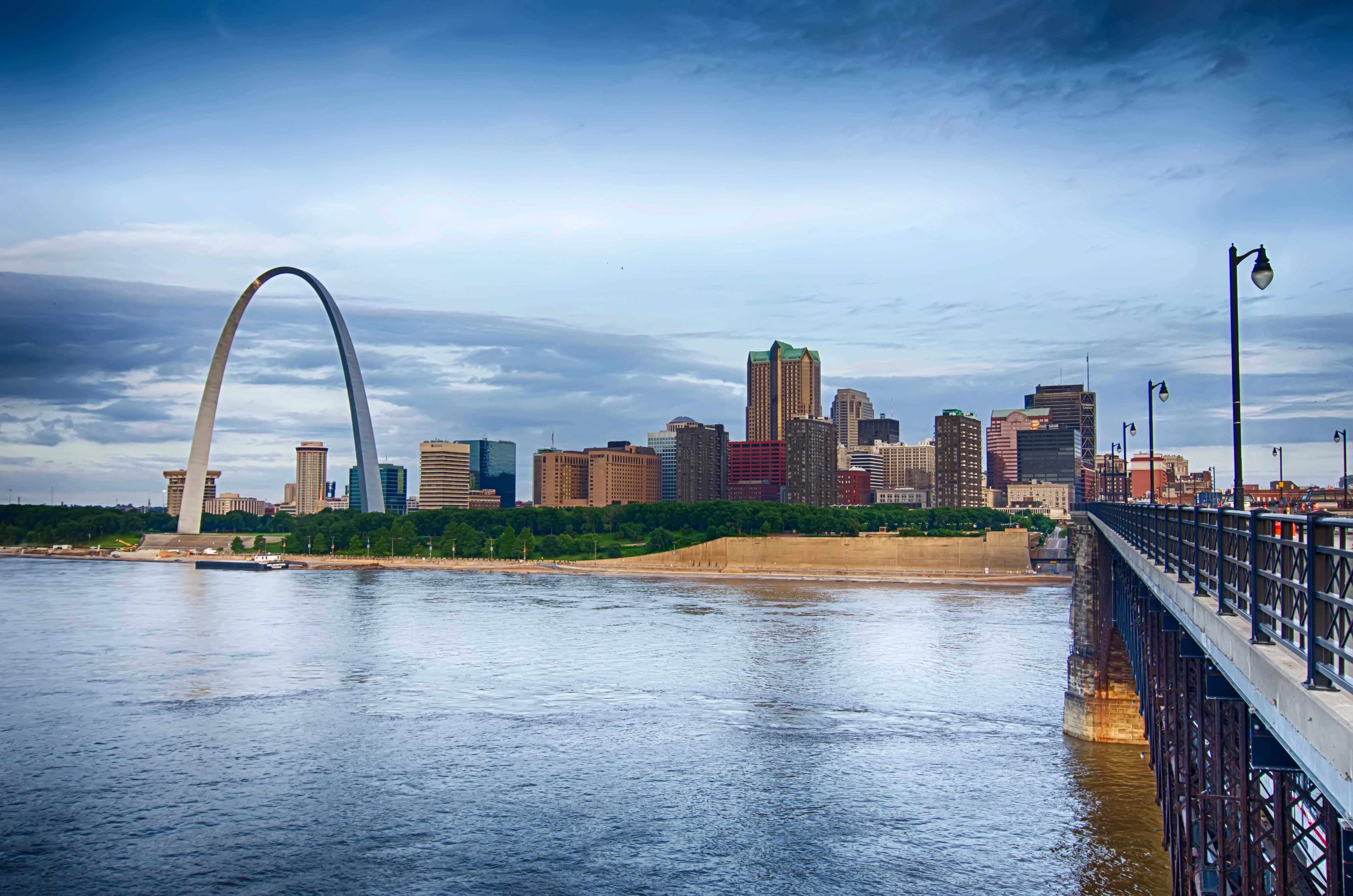 Professional Emergency Locksmith Services in St. Louis - Gateway Arch Daytime View